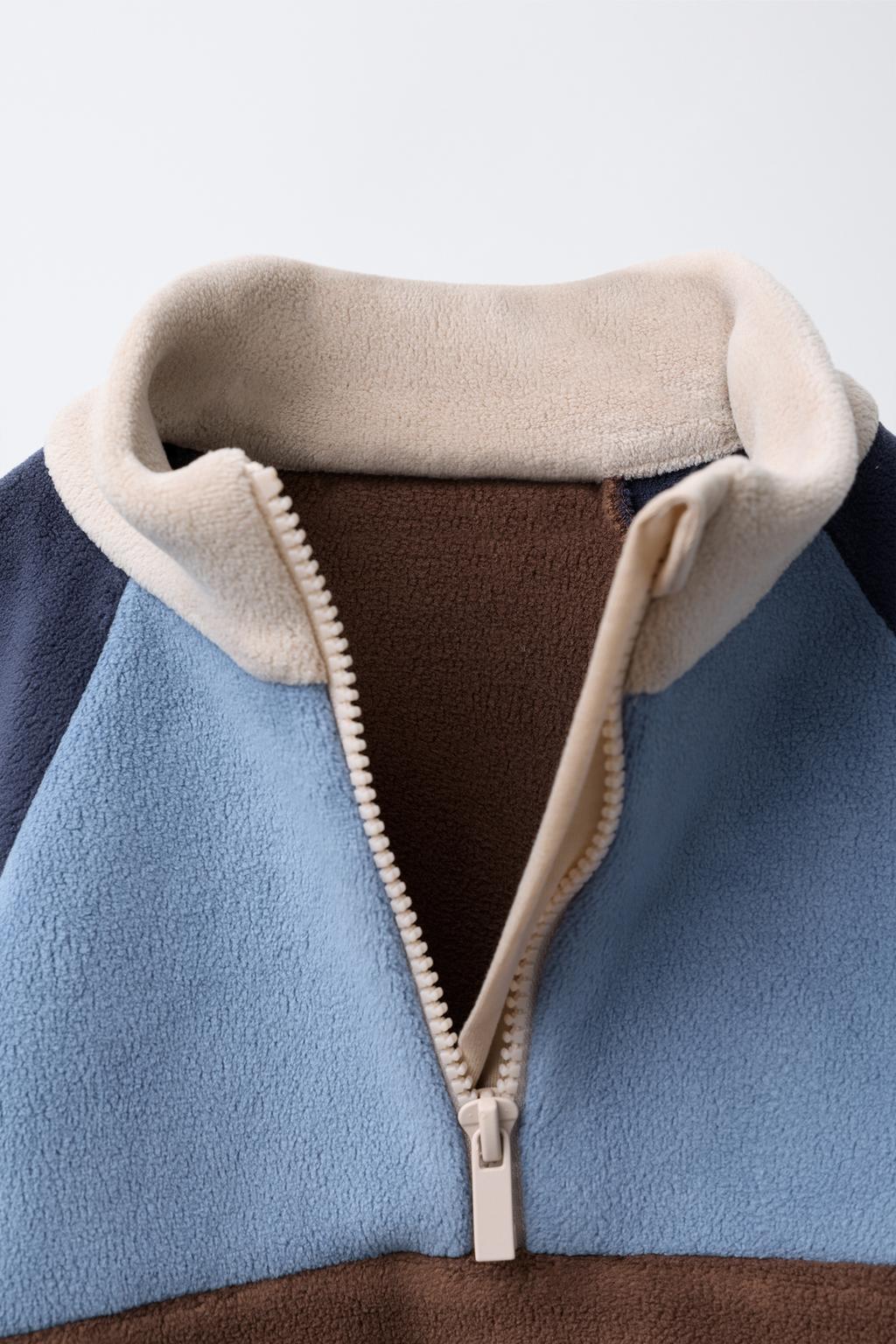 ТОЛСТОВКА ИЗ ПОЛАРФЛИСА В СТИЛЕ КОЛОР-БЛОК С НАШИВКОЙ