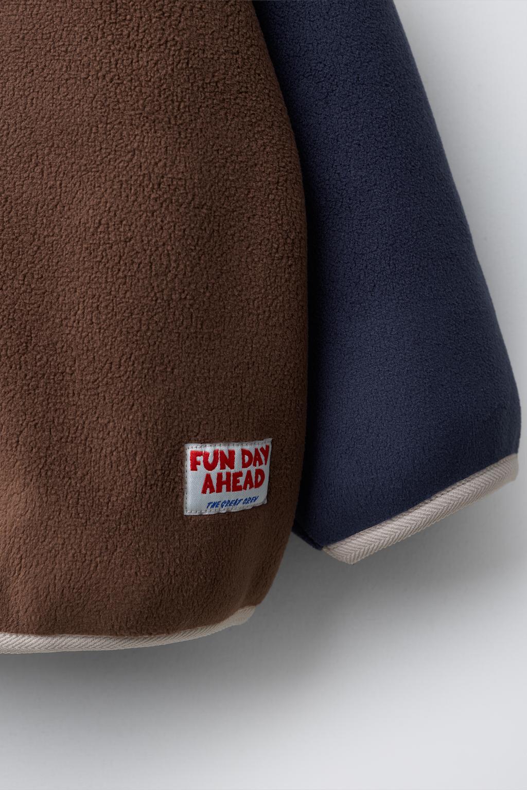 ТОЛСТОВКА ИЗ ПОЛАРФЛИСА В СТИЛЕ КОЛОР-БЛОК С НАШИВКОЙ