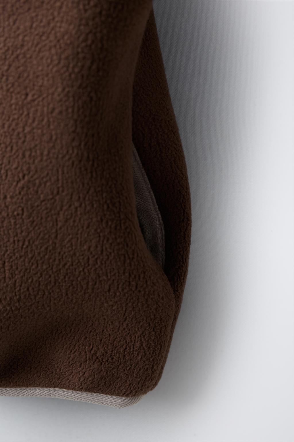 ТОЛСТОВКА ИЗ ПОЛАРФЛИСА В СТИЛЕ КОЛОР-БЛОК С НАШИВКОЙ