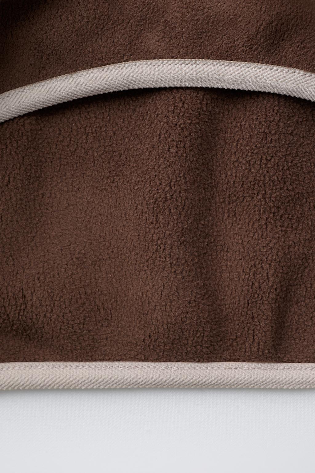 ТОЛСТОВКА ИЗ ПОЛАРФЛИСА В СТИЛЕ КОЛОР-БЛОК С НАШИВКОЙ