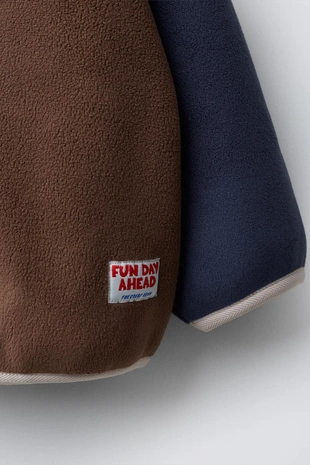 Толстовка из поларфлиса в стиле колор-блок с нашивкой