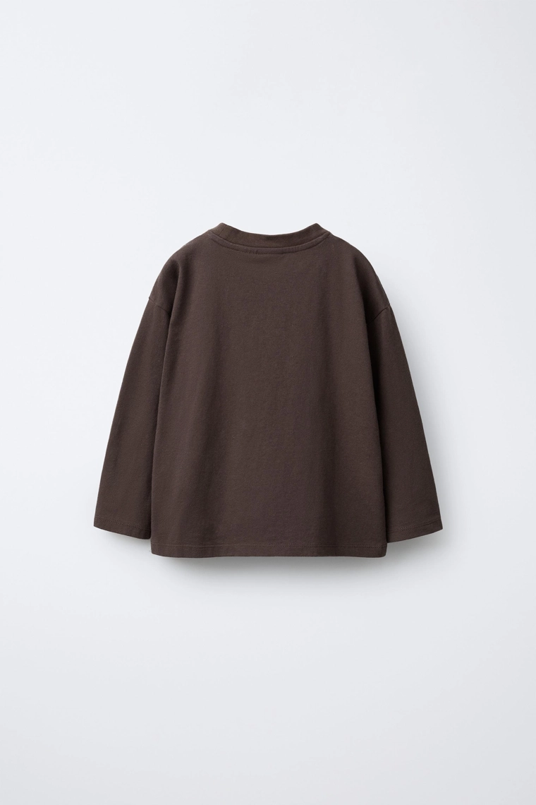 Футболка с нашивкой капибары у реки