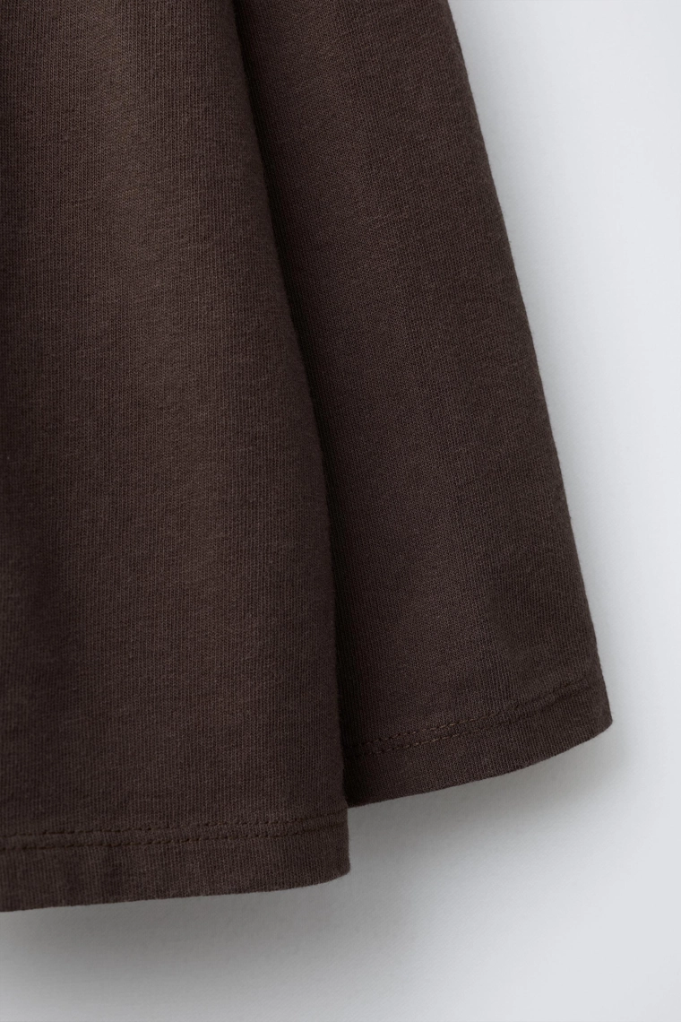 Футболка с нашивкой капибары у реки