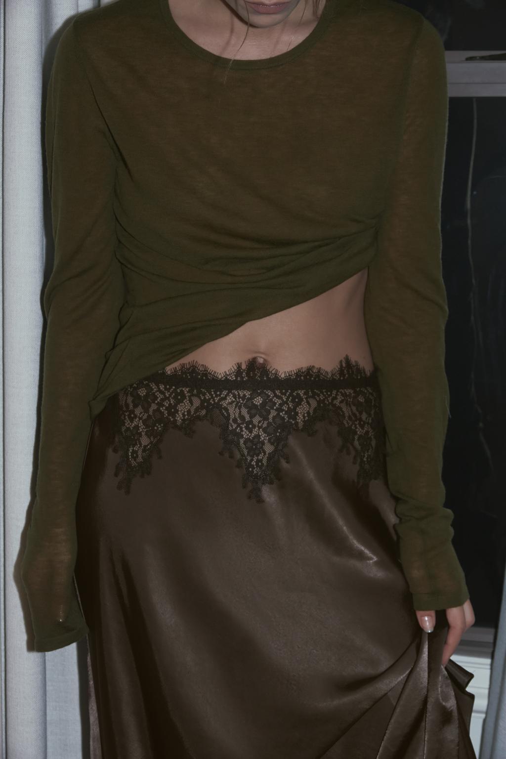 АТЛАСНАЯ ЮБКА С КРУЖЕВОМ