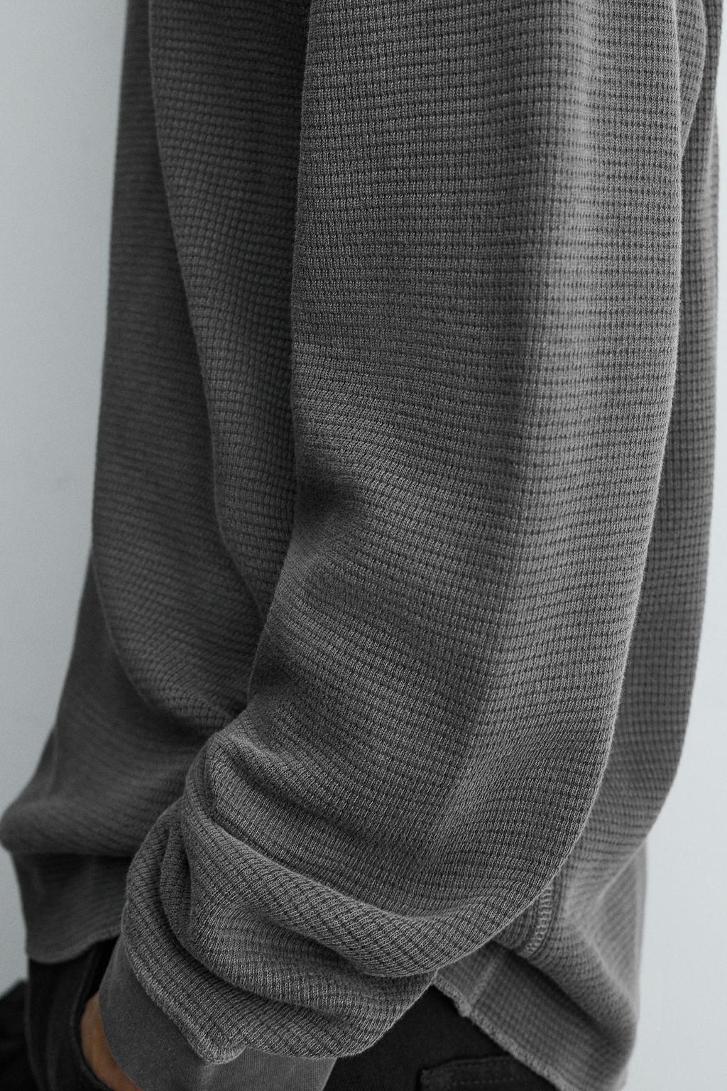 ФУТБОЛКА ИЗ РЕЛЬЕФНОЙ ТКАНИ В КЛЕТКУ С ЭФФЕКТОМ ПОТЕРТОСТИ