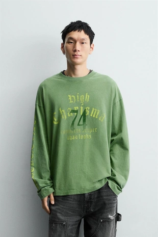 Футболка с надписями и эффектом потертости- Заказать в России