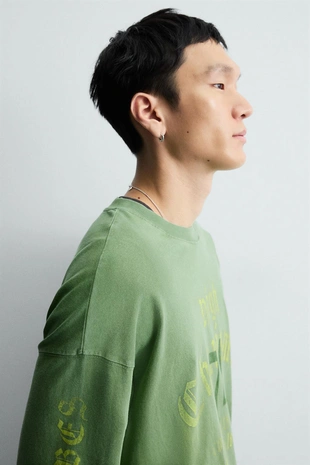 Футболка с надписями и эффектом потертости- Заказать в России