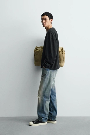 Футболка с эффектом потертости из рельефной ткани