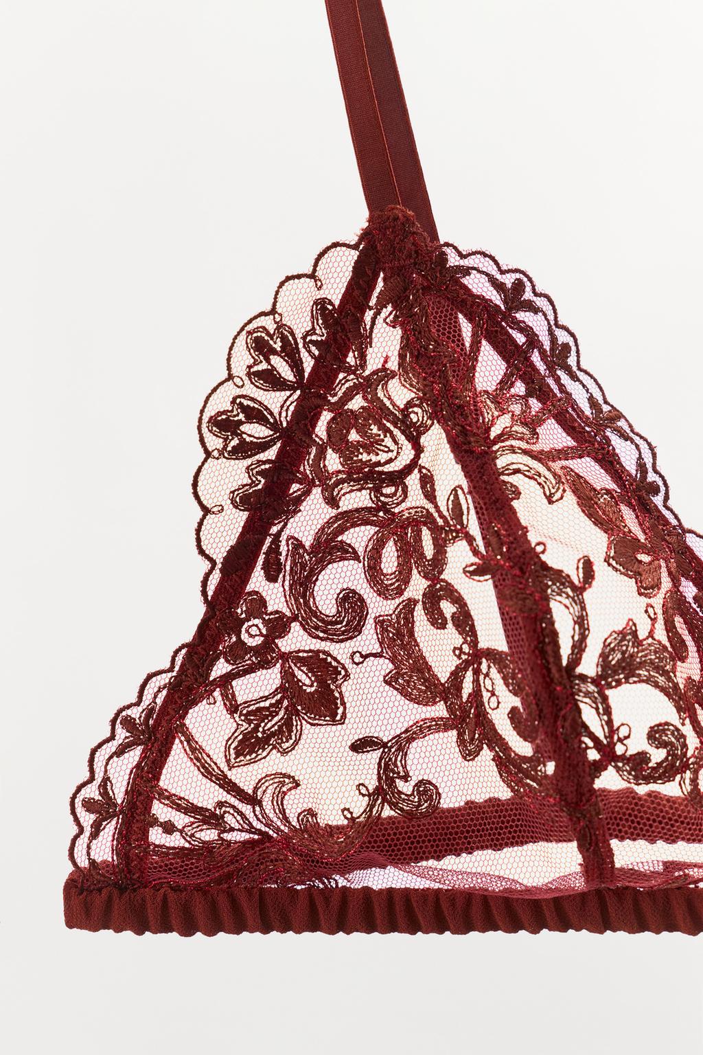 КРУЖЕВНОЙ БРАЛЕТТ С ТРЕУГОЛЬНЫМИ ЧАШКАМИ И ВЫШИВКОЙ