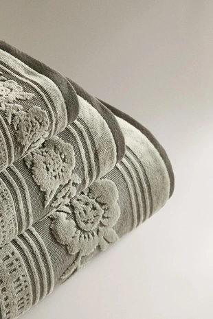 Велюровое полотенце с жаккардовым узором