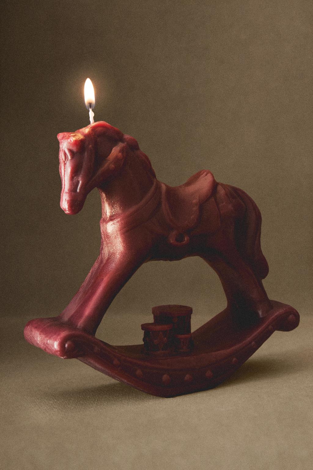 Ароматическая свеча с запахом имбирного пряника в форме качающейся лошадки