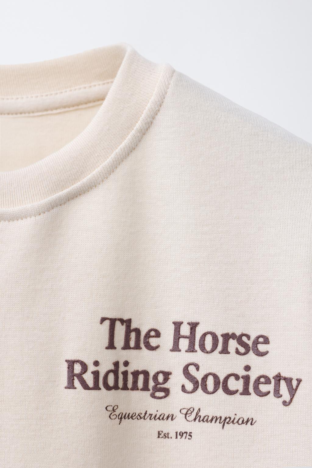 ФУТБОЛКА ДЛЯ ВЕРХОВОЙ ЕЗДЫ С РЕЛЬЕФНЫМ ТЕКСТОМ