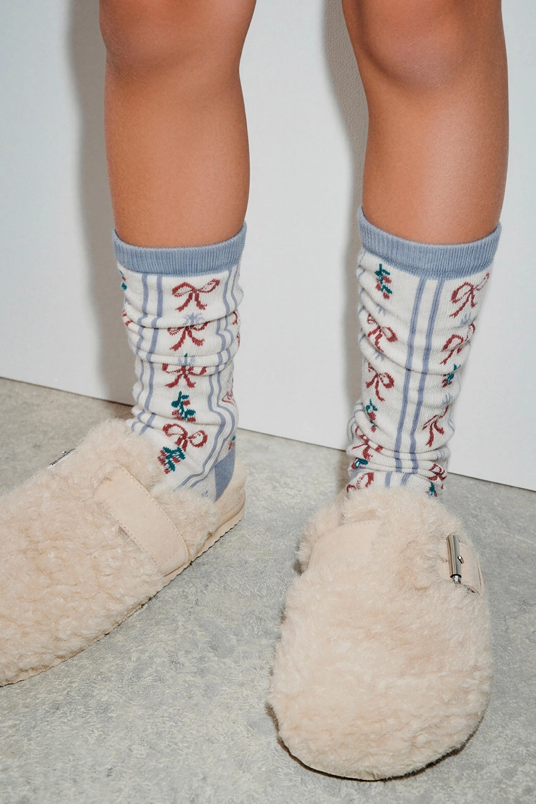 Набор из двух длинных носков с узорами греческого орнамента и бантов