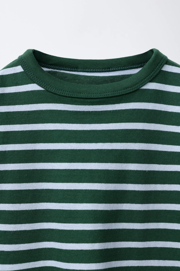 Набор из двух футболок в однотонном и полосатом дизайне