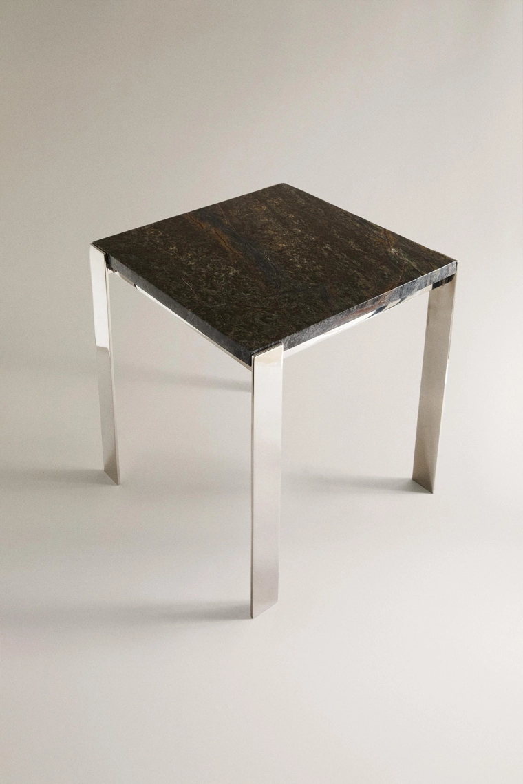 Металлический журнальный столик с мраморной столешницей