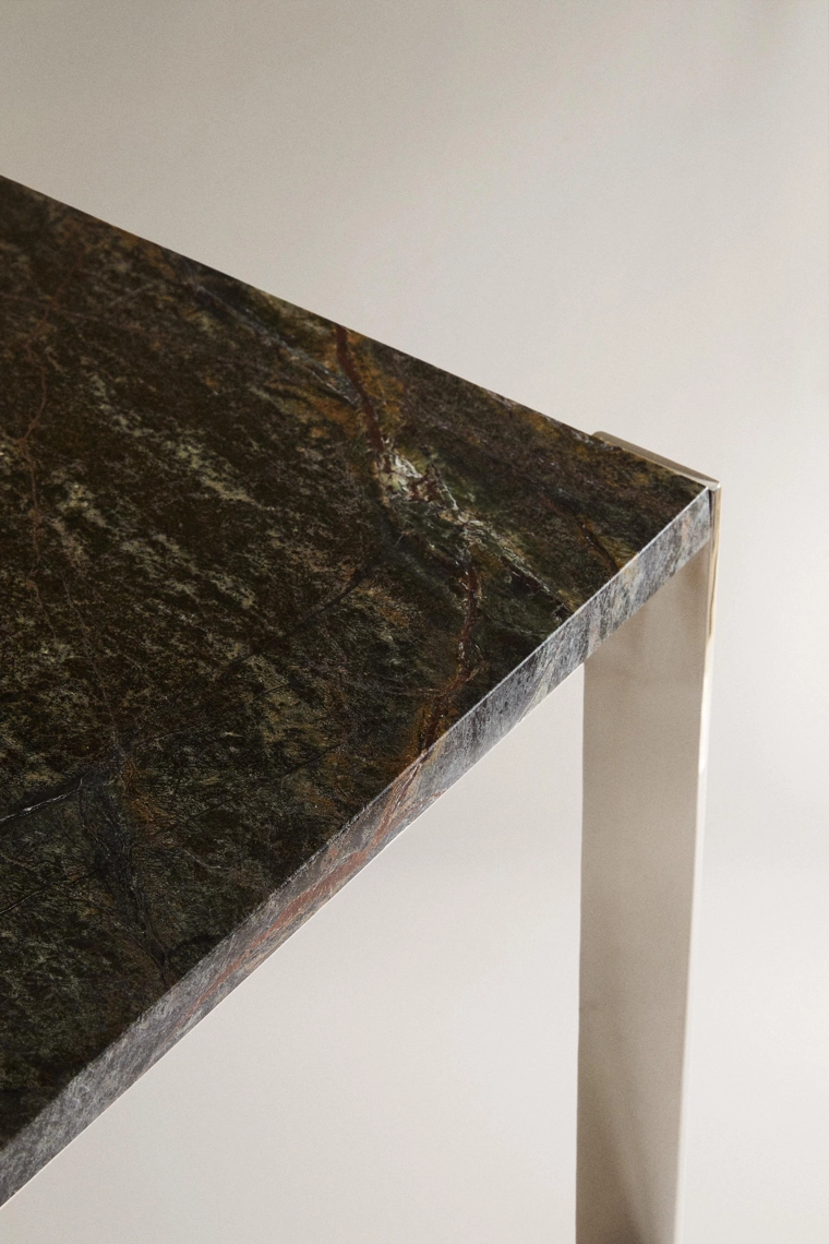 Металлический журнальный столик с мраморной столешницей