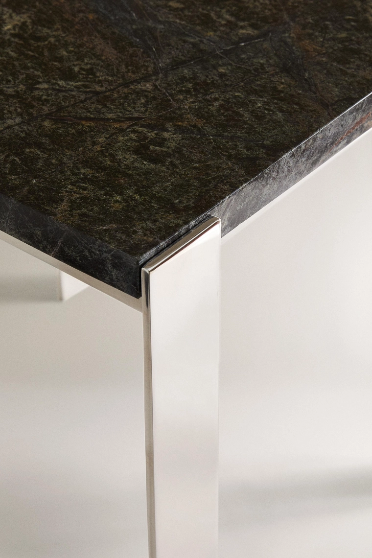 Металлический журнальный столик с мраморной столешницей