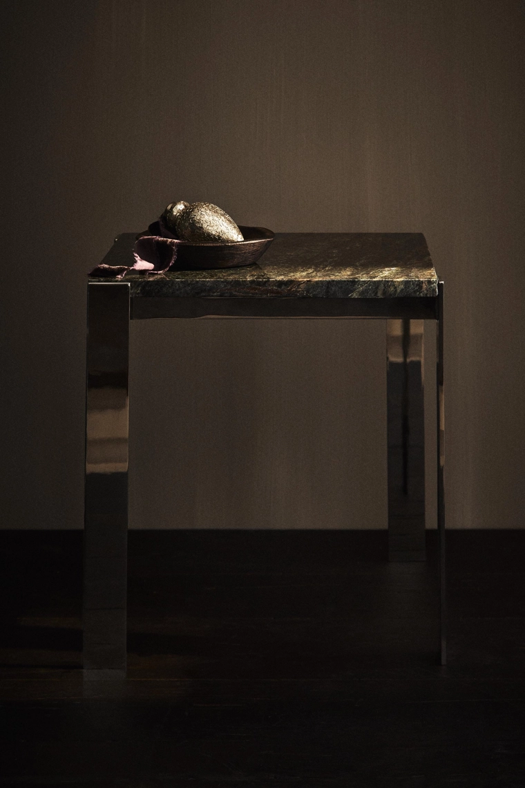 Металлический журнальный столик с мраморной столешницей