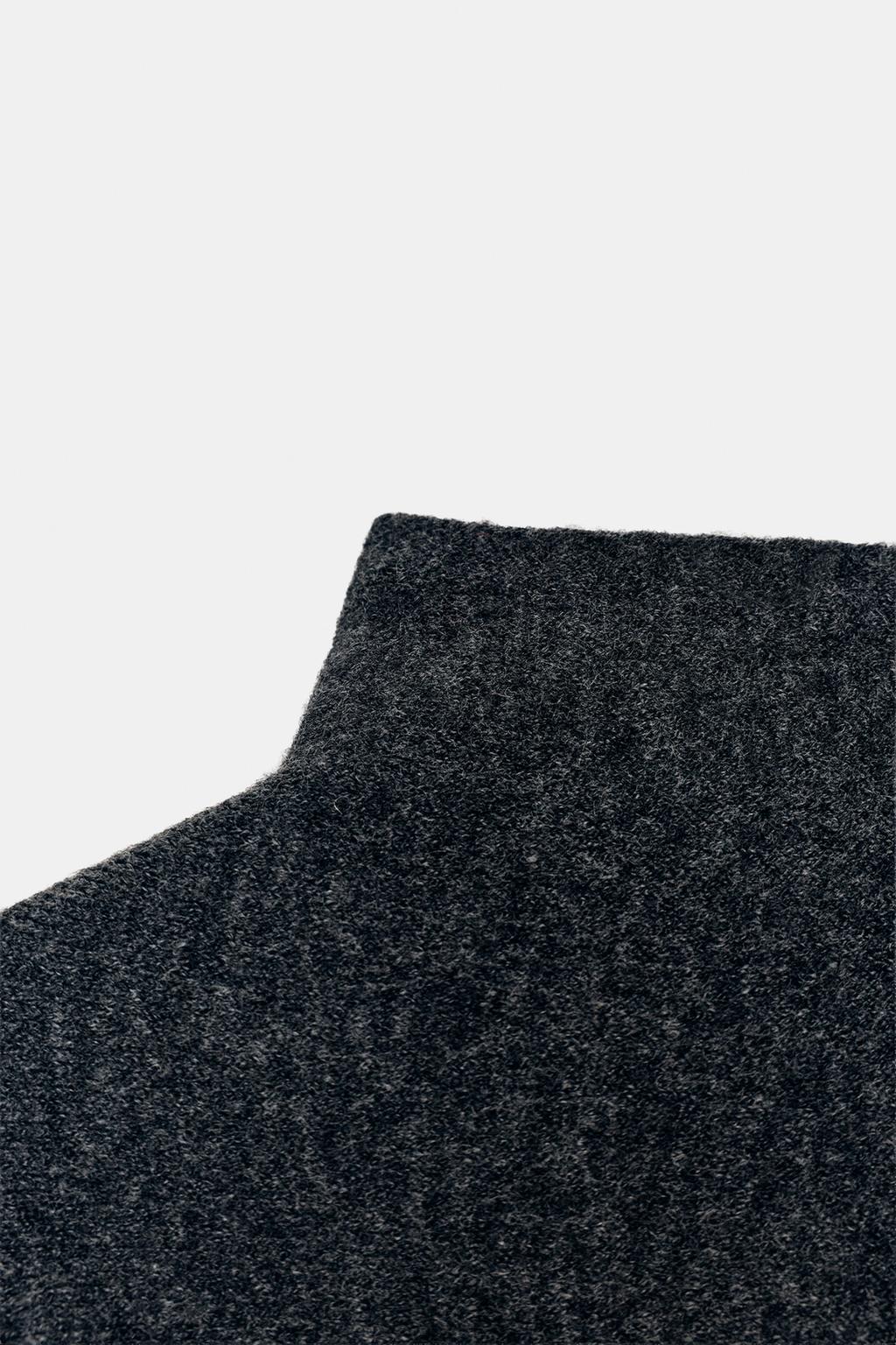 ТРИКОТАЖНАЯ НАКИДКА С ВЫСОКИМ ВОРОТНИКОМ