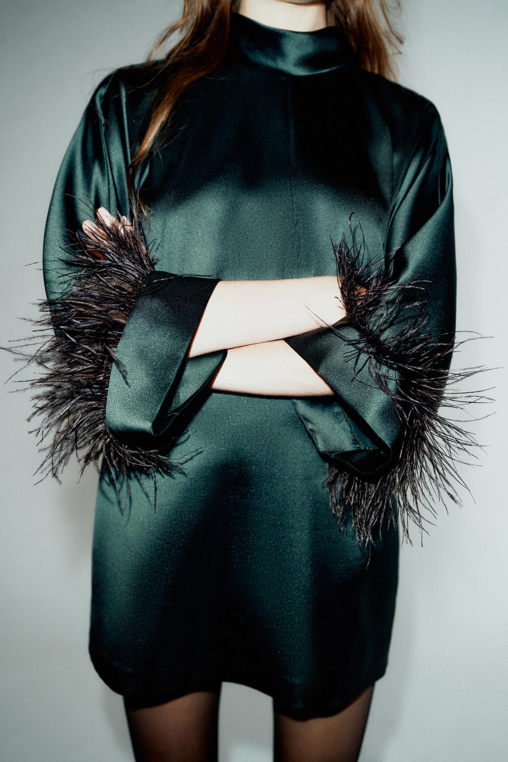 КОРОТКОЕ АТЛАСНОЕ ПЛАТЬЕ С ПЕРЬЯМИ