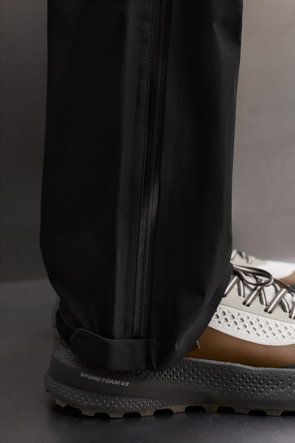 НЕПРОМОКАЕМЫЕ БРЮКИ SHELL ИЗ ВЫСОКОТЕХНОЛОГИЧНОЙ ТКАНИ