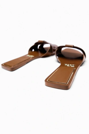 Сандалии кожаные со скрещенными деталями на плоской подошве- Заказать в России