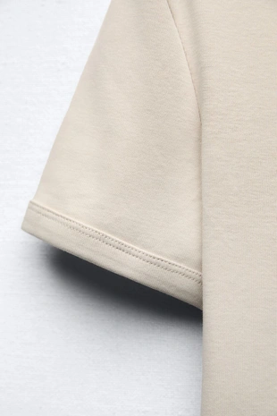 Футболка со декоративной строчкой на спине