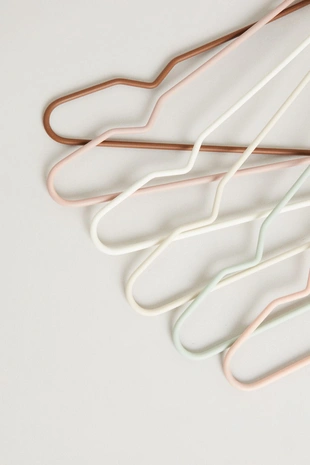 Набор детских вешалок разноцветных (набор из 6)- Заказать в России