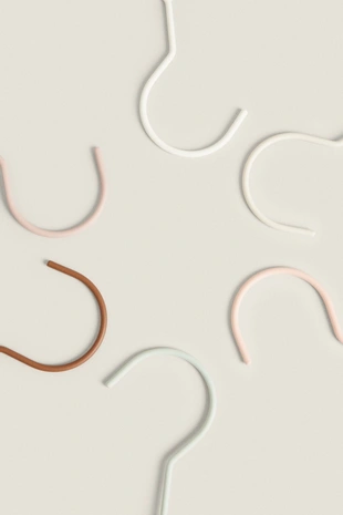 Набор детских вешалок разноцветных (набор из 6)- Заказать в России