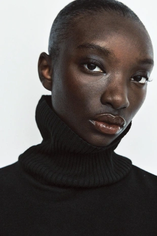 Топ из мягкой ткани с высоким воротником- Заказать в России