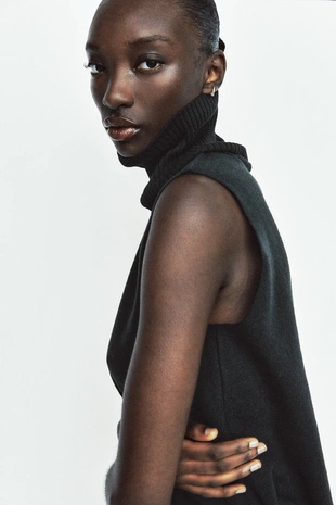 Топ из мягкой ткани с высоким воротником- Заказать в России