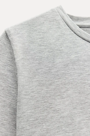 Укороченная футболка из эластичной ткани