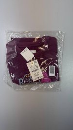 Zara ФУТБОЛКА С РЕЛЬЕФНЫМ ТЕКСТОМ Aubergine | 1165/876/610