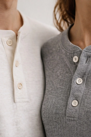 Футболки и джемперы Хенли — новая база