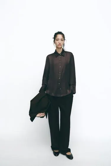 Рубашка из атласа с пуговицами из золота