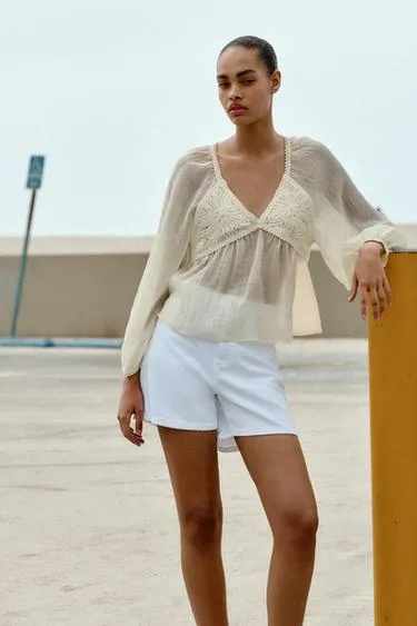 Блузка с кружевными вставками