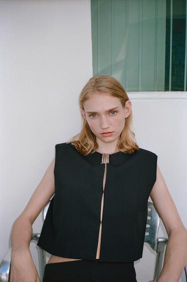 Zara Короткий жилет с металлической застежкой купить с доставкой.