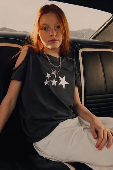 Футболка с вырезами и блестящим принтом