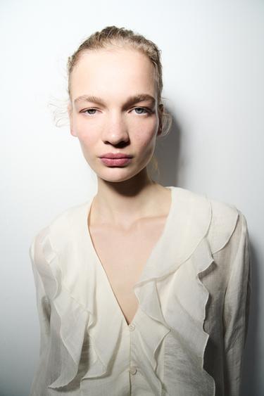 Zara Рубашка с оборками коллекции ZW купить с доставкой.