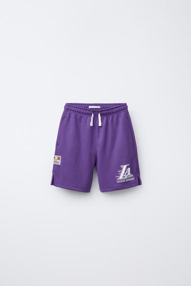 ШОРТЫ-БЕРМУДЫ С ПРИНТОМ LAKERS NBA ©