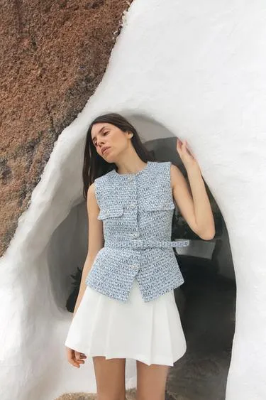 Жилет из рельефной ткани с поясом