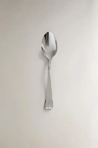 Серебристая стальная ложка