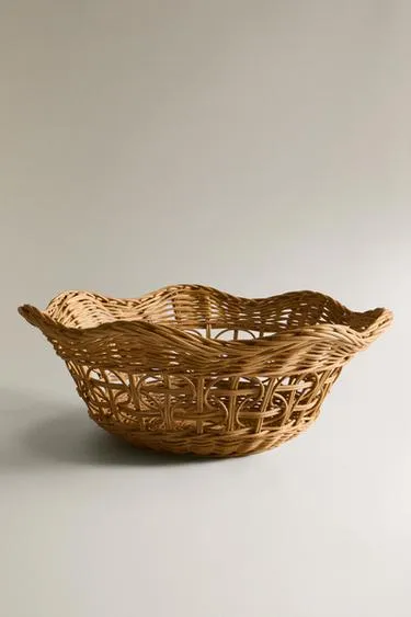 Корзина из ротанга с волнистым краем