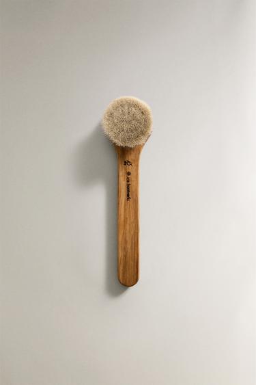 Zara Маленькая щетка для лица IRIS HANTVERK