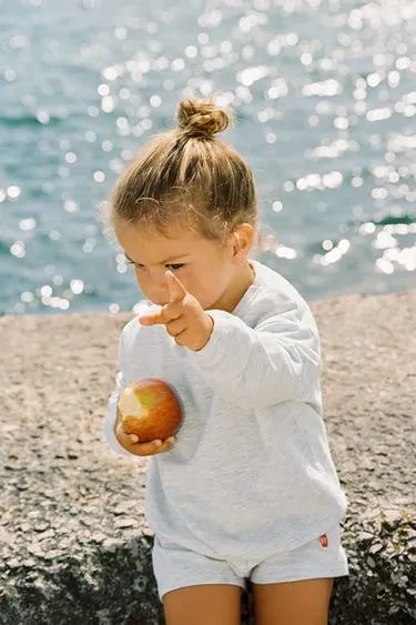 APPLE PATCH SWEATSHIRT AND BERMUDA SHORTS SET