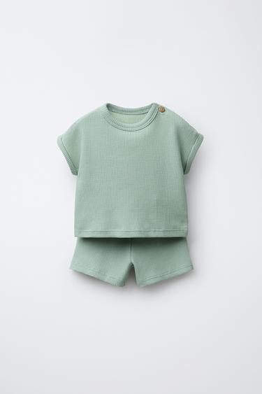 Zara Комплект из футболки и шортов-бермудов вафельной текстуры купить с доставкой.