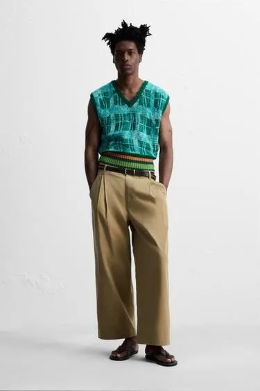 Брюки WIDE FIT со складками © OTIS KWAME KYE QUAICOE