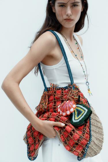 Zara Большая плетеная сумка с бусинами купить с доставкой.