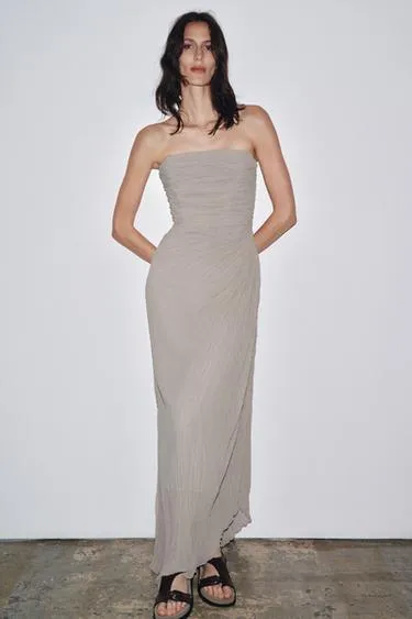 Плиссированное платье без бретелей