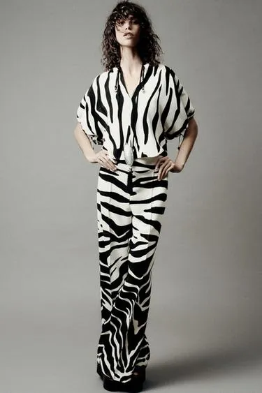 Колье с подвеской-замочком из камня на шнурке